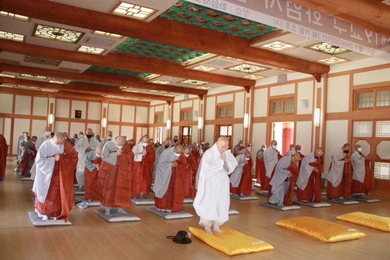 삼귀의 반야심경으로 오늘 산중총회를 시작하였습니다.